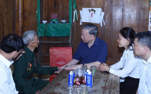 Tổng Bí thư Tô Lâm thăm gia đình Chiến sĩ Điện Biên Vàng A Chảo