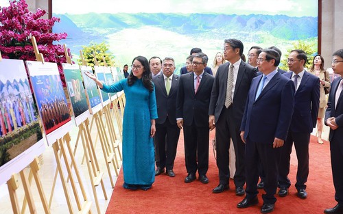 Thủ tướng tham quan trưng bày ảnh của TTXVN về Việt Nam với APEC