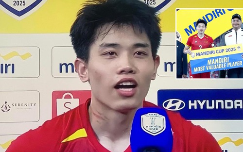 Đình Bắc nhận danh hiệu Cầu thủ hay nhất U23 Đông Nam Á 2025 với cái cổ bị cào xước