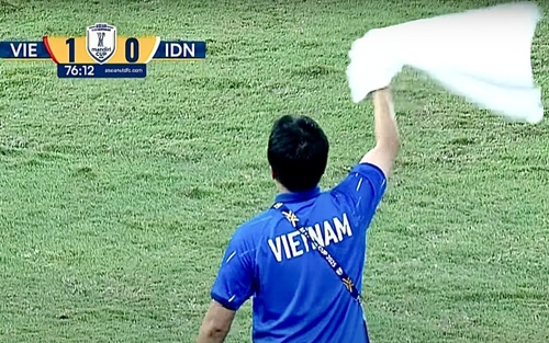 Trợ lý HLV U23 Việt Nam vẫy khăn trắng ở chung kết khiến CĐV Đông Nam Á ngỡ ngàng, sự thật được tiết lộ