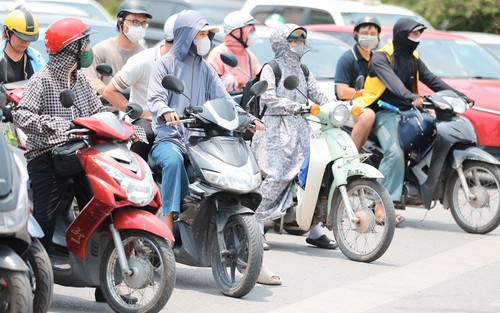 Hà Nội thời tiết nắng nóng, oi bức với nền nhiệt cao