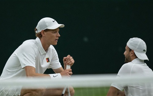 Jannik Sinner lọt tứ kết Wimbledon 2025 đầy may mắn, cộng đồng mạng tiếc nuối cho 'Tiểu Federer'