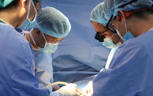 Ghép thận thành công cho bệnh nhi suy thận mạn giai đoạn cuối có đột biến gen
