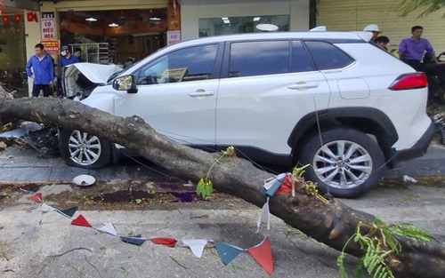 Vụ ô tô đâm liên hoàn xe máy trên phố Trần Đại Nghĩa, Hà Nội: Một nạn nhân tử vong