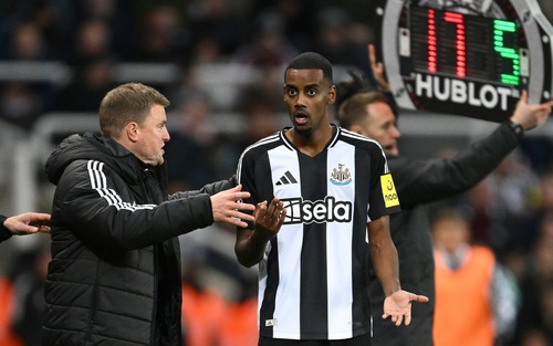 Alexander Isak cẩn thận mất cả chì lẫn chài