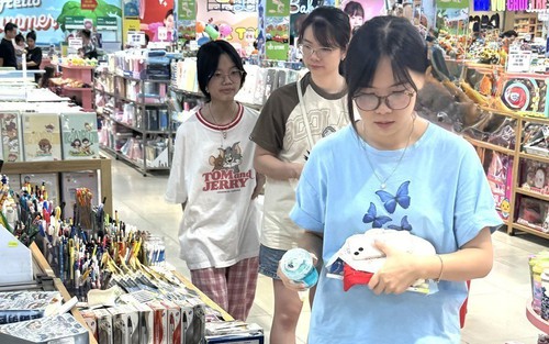 Thị trường đồ dùng học tập tại Hà Nội “nóng” lên trước ngày khai giảng