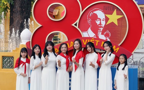 Lan tỏa tình yêu nước với tà áo dài và hình ảnh lá cờ Tổ quốc