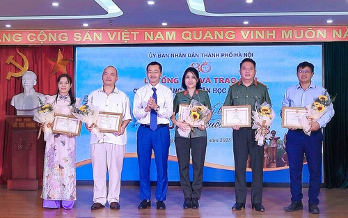 "Ngọn đèn trong đêm rất khuya âm thầm cháy…"