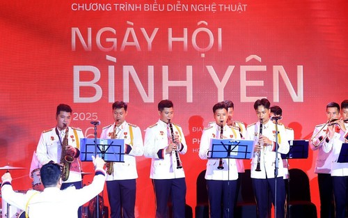Chương trình nghệ thuật "Ngày hội bình yên" bên Hồ Hoàn Kiếm