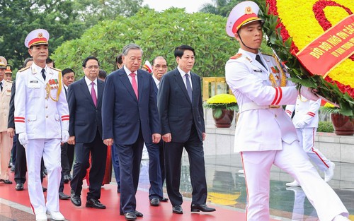 Lãnh đạo Đảng, Nhà nước vào Lăng viếng Chủ tịch Hồ Chí Minh và dâng hương tưởng niệm các Anh hùng liệt sỹ