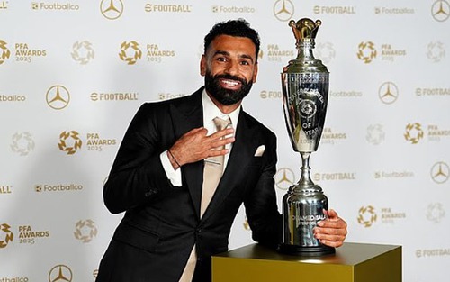 Salah lần thứ ba đoạt giải Cầu thủ xuất sắc nhất năm của PFA, đi vào lịch sử Ngoại hạng Anh