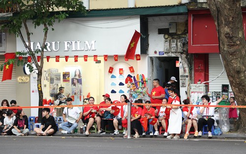 Hà Nội: Người dân ngay ngắn xếp hàng mong chờ đến giờ tổng hợp luyện lần thứ nhất