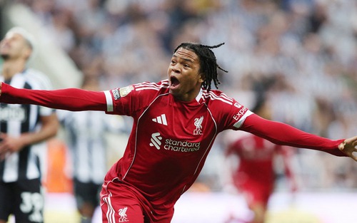 Liverpool thắng nghẹt thở Newcastle ở phút thứ 100 nhờ tài năng trẻ 16 tuổi