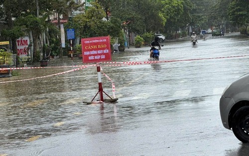 Cấm phương tiện đường bộ đi vào vùng tâm bão từ Thanh Hóa đến Quảng Trị