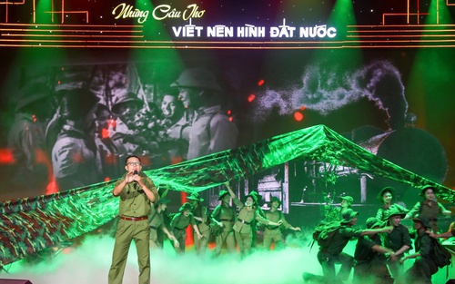 Dáng hình Tổ quốc trong thơ