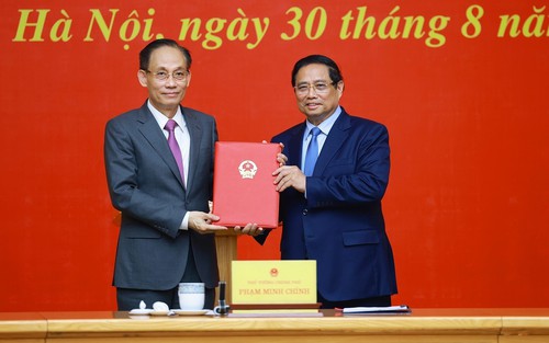 Thủ tướng trao Quyết định bổ nhiệm Quyền Bộ trưởng Bộ ngoại giao