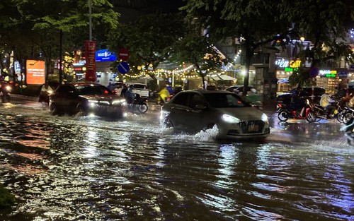 Cơn mưa lớn giải nhiệt cho Hà Nội sau nhiều ngày nắng nóng