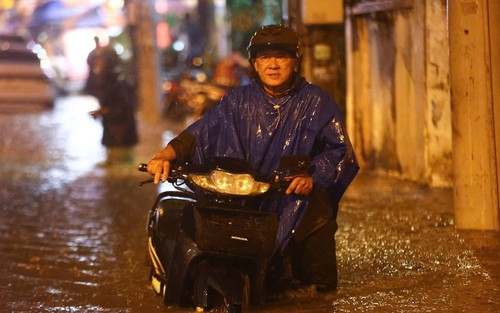 TP. Hồ Chí Minh: Nhiều tuyến đường bị ngập nặng sau cơn mưa chiều