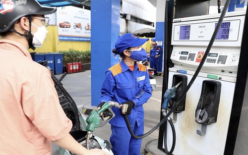Giá xăng tăng hơn 200 đồng/lít