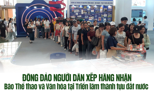 Đông đảo người dân xếp hàng nhận báo Thể thao và Văn hóa tại Triển lãm thành tựu đất nước
