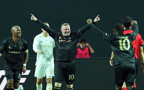 Wayne Rooney ghi 'siêu phẩm' trong trận đấu có sự cố hi hữu