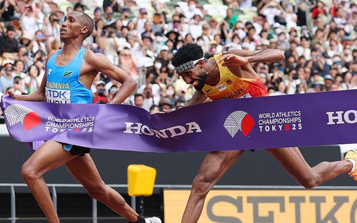 Chân chạy Tanzania vô địch marathon thế giới với kỷ lục vô tiền khoáng hậu