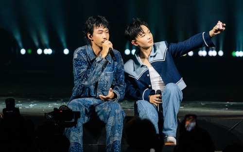 Hoàng Dũng và Đen tung MV mới sau màn kết hợp tại concert 'Xoay Tròn'
