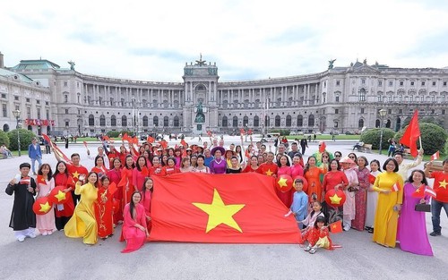 80 năm Quốc khánh: “Việt phục bộ hành” – hình ảnh Việt Nam đoàn kết, thân thiện giữa lòng châu Âu