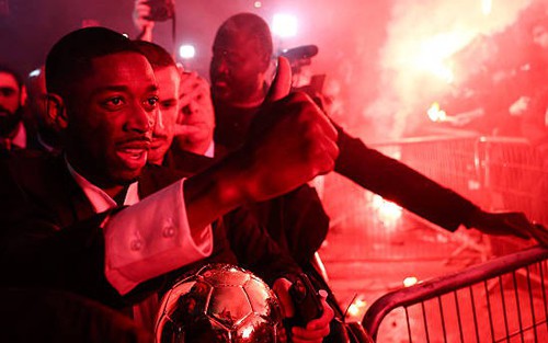 Dembele mang Quả bóng Vàng ra ăn mừng với CĐV PSG, được khen ngợi ‘xứng đáng 100 lần’