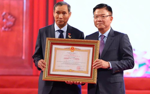 HLV Mai Đức Chung được nhận danh hiệu Anh hùng Lao động