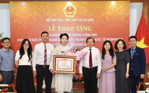 Đức Phúc nhận Bằng khen của Thủ tướng Chính phủ