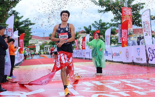 Vượt dàn sao, Huỳnh Anh Khôi phá sâu kỷ lục để vô địch Marathon Cần Giờ