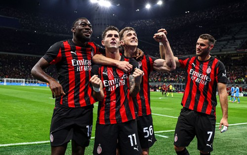 Thắng Napoli với 10 người, AC Milan chiếm ngôi đầu bảng ở Serie A