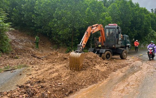 Bão số 10: Đà Nẵng tìm cách liên lạc với hàng trăm người dân trong rừng