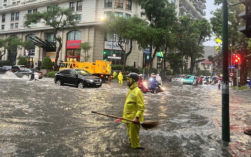 Hà Nội mưa lớn kéo dài, nhiều nơi úng ngập, giao thông khó khăn