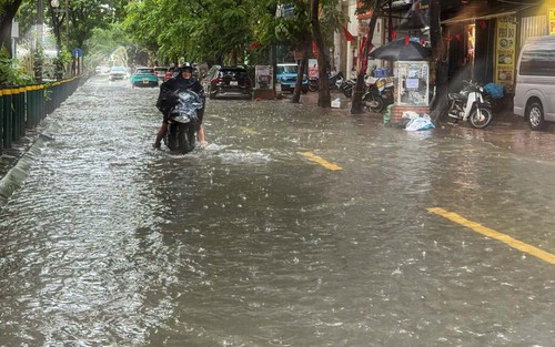 Ảnh hưởng bão số 10: Hà Nội mưa lớn, lệnh báo động lũ sông Tích, sông Bùi