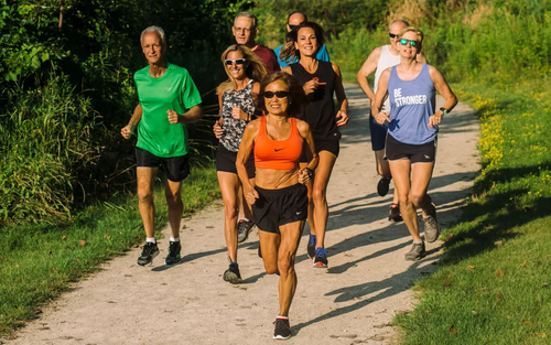 Runner 77 tuổi gây chấn động tại Sydney Marathon khi vô địch với cách biệt hơn 1 giờ
