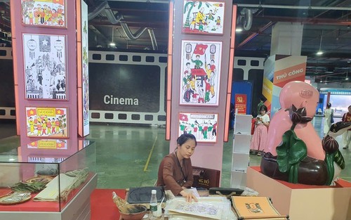 Tranh Đông Hồ hút khách tại Triển lãm thành tựu đất nước