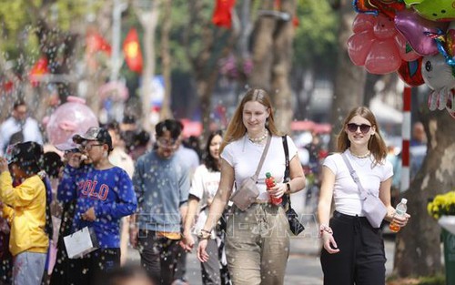 Người nước ngoài hào hứng đón Tết Dương lịch 2026 tại Thủ đô Hà Nội