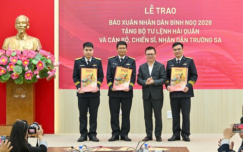 Mang báo Tết ra Trường Sa: Mạch nguồn yêu thương nơi biển đảo