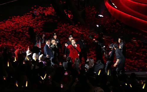 Hà Anh Tuấn và The Rose Concert tặng 1 tỷ đồng cho bệnh nhân ung thư về quê ăn tết