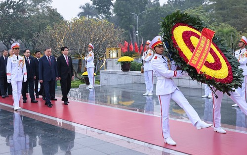 Các đại biểu dự Đại hội đại biểu toàn quốc lần thứ XIV của Đảng viếng Chủ tịch Hồ Chí Minh