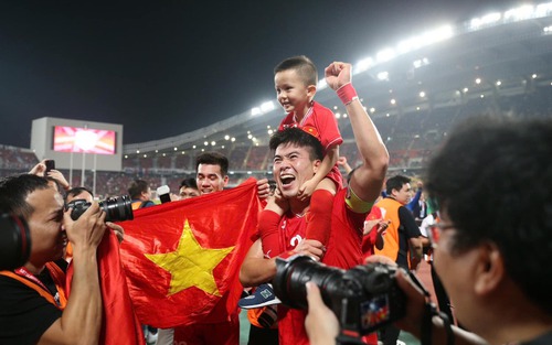 1h sáng, bố con Duy Mạnh xuống đường ăn mừng chiến thắng lịch sử của U23 Việt Nam