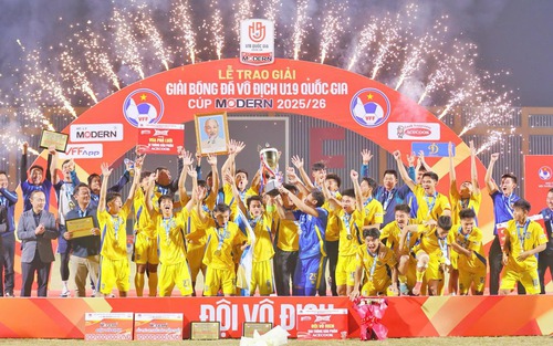 Xúc động khoảnh khắc U19 Sông Lam Nghệ An trở về nhà với chức vô địch sau 20 năm chờ đợi