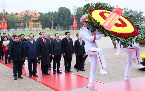 Lãnh đạo Đảng, Nhà nước và đại diện các thế hệ đại biểu Quốc hội vào Lăng viếng Chủ tịch Hồ Chí Minh và các Anh hùng Liệt sĩ