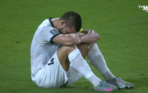 CẬN CẢNH: Cầu thủ Kyrgyzstan gục đầu bật khóc sau khi thua U23 Việt Nam 