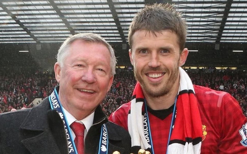 Cà phê đầu tuần: Carrick đừng sao chép Sir Alex Ferguson!