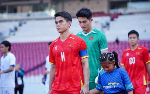 Sao U23 Việt Nam gây sốt với hình ảnh hẹn hò tình tứ