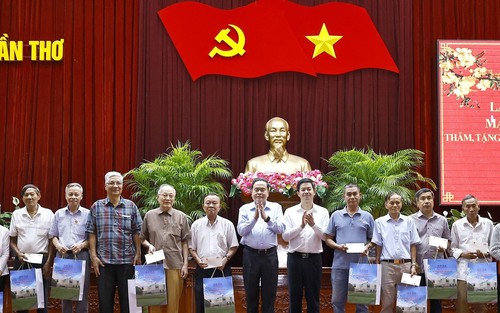 Chủ tịch Quốc hội Trần Thanh Mẫn tặng quà cho hộ nghèo, công nhân lao động tại TP. Cần Thơ