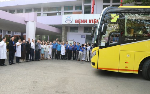Ấm lòng những chuyến xe yêu thương đưa bệnh nhân về quê đón Tết